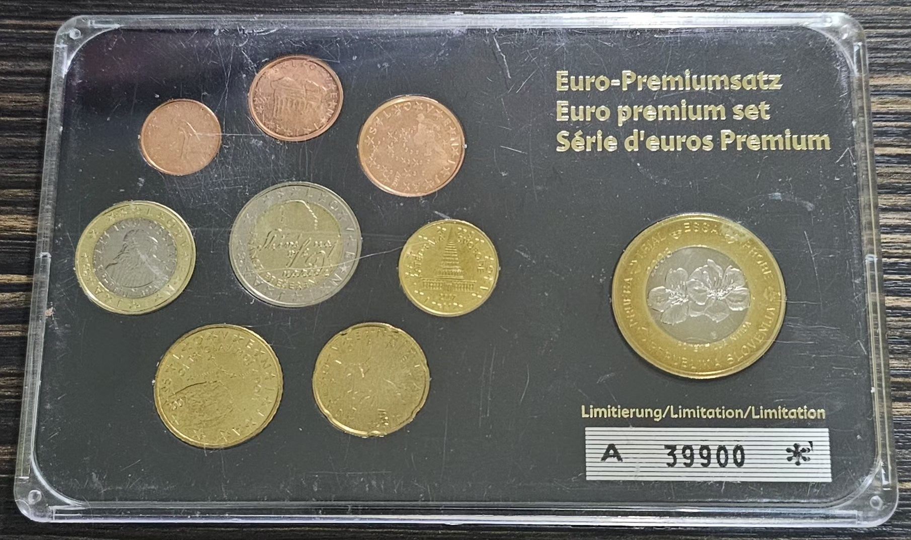 Slovenia Euro Premium Set case front at an angle